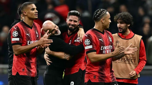 Jogadores do Milan comemoram vitória contra o PSG
