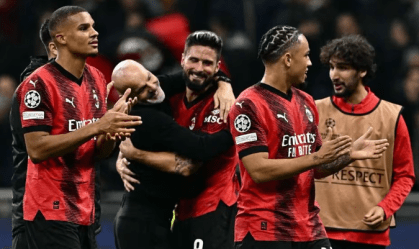 Jogadores do Milan comemoram vitória contra o PSG