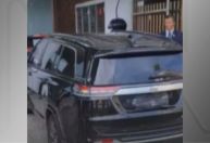 Carros de comitiva de Taylor Swift são apreendidos por circularem com placas cobertas no Rio