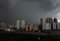 Chuva provocou ventos de mais de 100 km/h na cidade de São Paulo