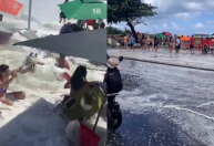 Vídeo: Mar invade calçadão na Zona Sul do Rio de Janeiro