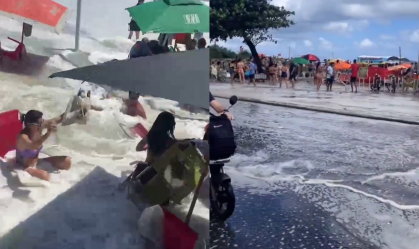 Vídeo: Mar invade calçadão na Zona Sul do Rio de Janeiro