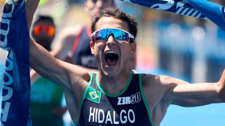 Miguel Hidalgo conquista o ouro no triatlo masculino