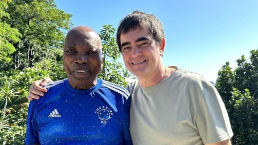 Milton Nascimento, de camisa do Cruzeiro, e Samuel Rosa