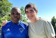 De camisa do Cruzeiro, Milton Nascimento encontra Samuel Rosa