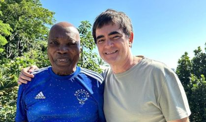 Milton Nascimento, de camisa do Cruzeiro, e Samuel Rosa