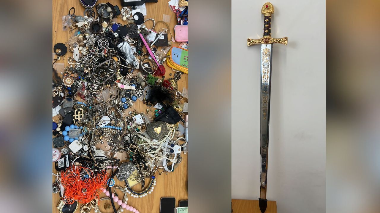 Bijuterias e espada foram encontradas em casa de familiares de suspeito