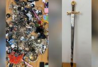 Polícia apreende espada e bijuterias na casa de familiares de suspeito de roubar família de Bruna Biancardi