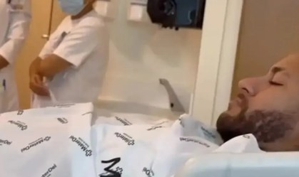 Neymar passou por cirurgia no joelho esquerdo em Belo Horizonte
