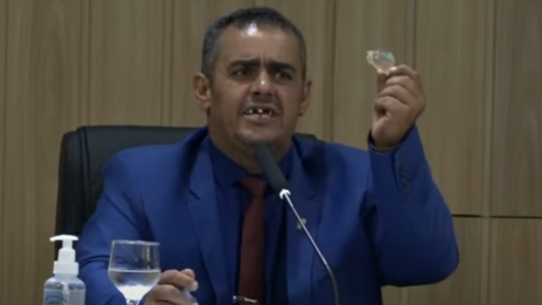 Vereador Wagner Cigano (PTB) em sessão ordinária na quarta-feira (7), na qual parlamentares trataram da compra de novos equipamentos odontológicos para as unidades de saúde de Goianésia, Goiás