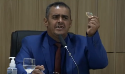 Vereador de cidade no interior de Goiás tira dentadura durante sessão na Câmara; veja