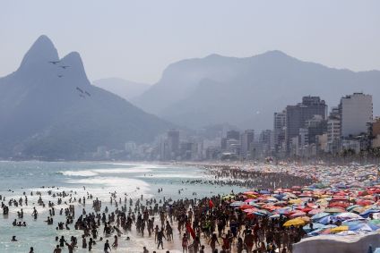 Com calor recorde no ano, população lota a praia de Ipanema, no Rio de Janeiro