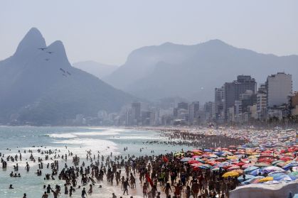 Com calor recorde no ano, população lota a praia de Ipanema, no Rio de Janeiro