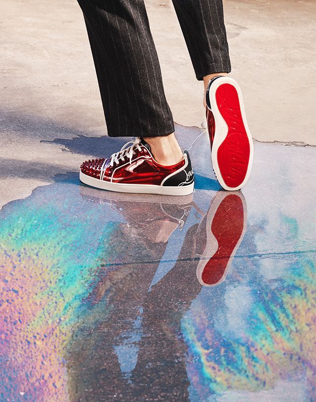Tênis com a clássica sola vermelha da marca Louboutin. / Divulgação/ Louboutin