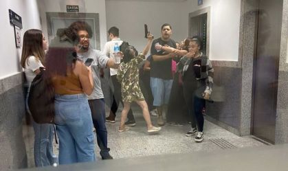 MULHER SEGURA ARMA AIRSOFT EM UNIVERSIDADE