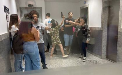 MULHER SEGURA ARMA AIRSOFT EM UNIVERSIDADE