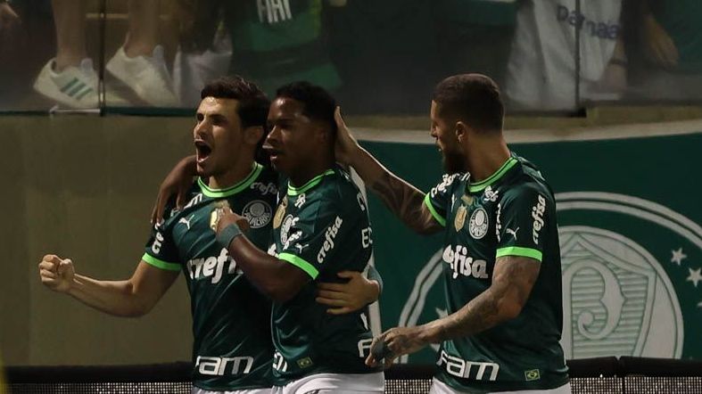 Endrick comemora o gol da vitória do Palmeiras sobre o Athletico