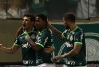 Palmeiras vence o Athletico-PR e iguala o Botafogo na liderança do Brasileiro