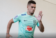 Paulinho sofre intolerância religiosa após jogo pela Seleção Brasileira