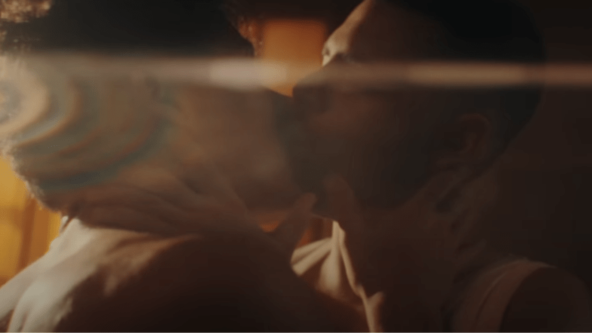 Pedro Sampaio também beija um rapaz durante a orgia encenada para seu novo videoclipe "Poc Poc" / Foto: Pedro Sampaio/Youtube/Reprodução