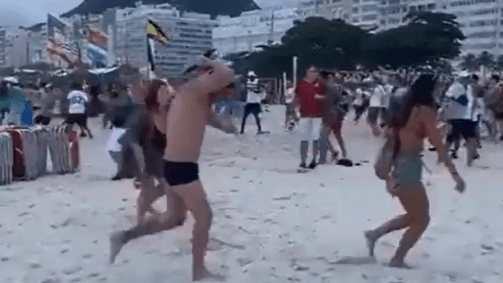 Torcedores de Fluminense e Boca Juniors entraram em confronto na praia de Copacabana