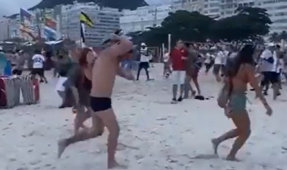 Torcedores de Fluminense e Boca Juniors entraram em confronto na praia de Copacabana