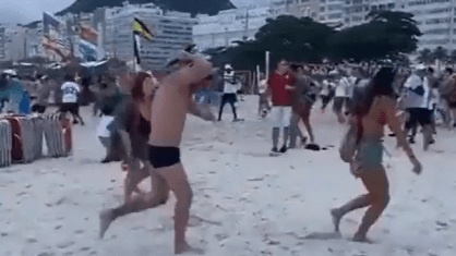 Torcedores de Fluminense e Boca Juniors entraram em confronto na praia de Copacabana