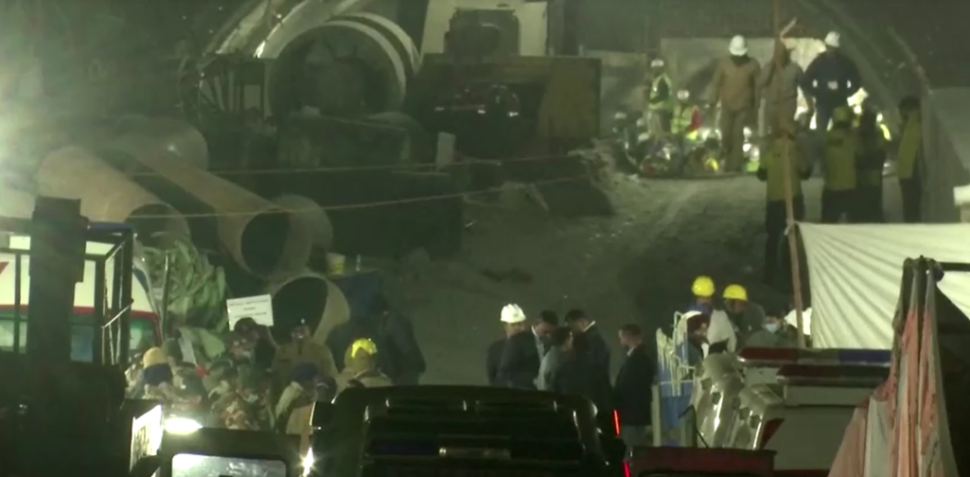 Equipes resgatam 41 trabalhadores após 17 dias na Índia. / 28/11/2023 - Reuters