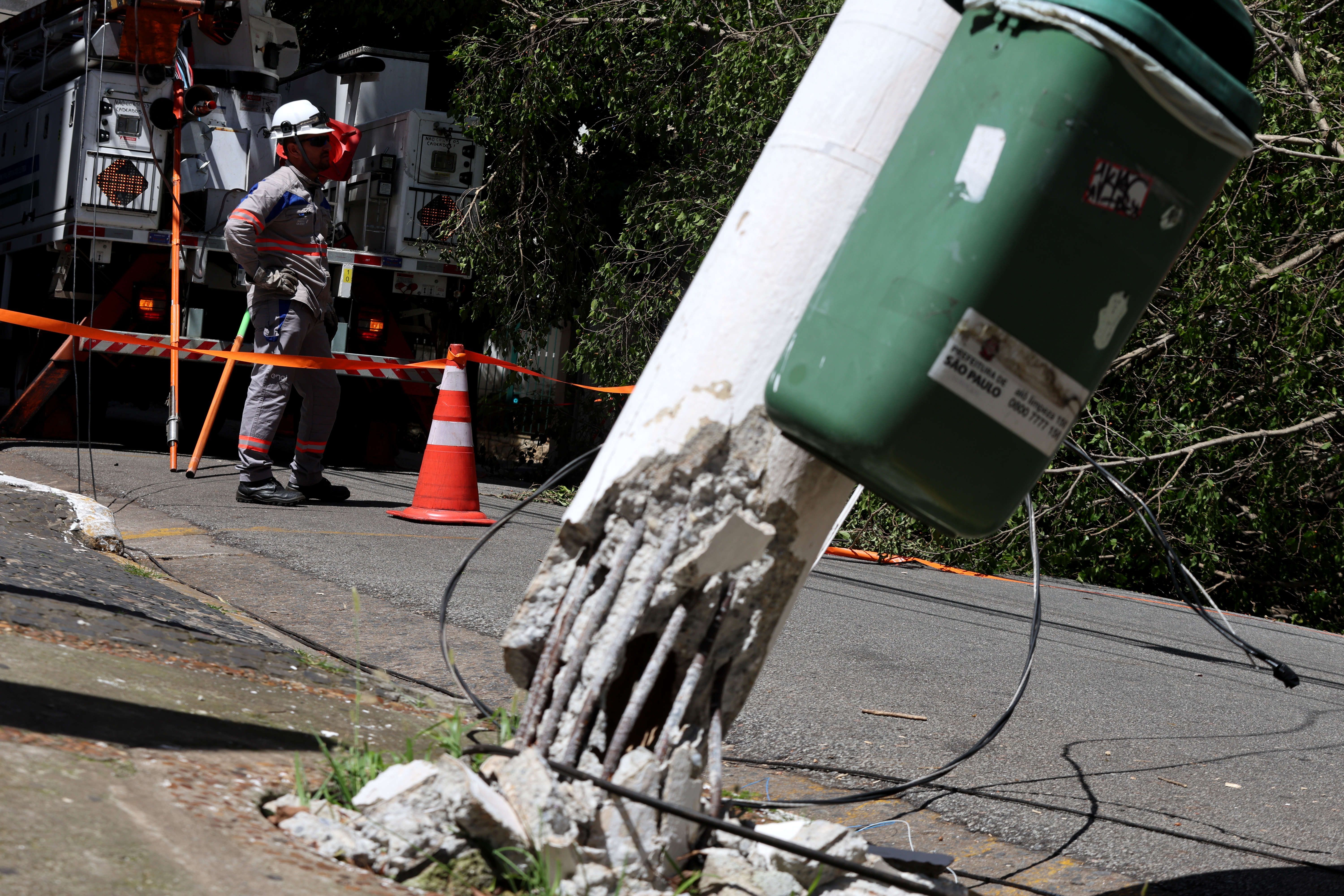 Funcionários da concessionária Enel fazem manutenção da fiação elétrica depois que árvore de grande porte caiu e derrubou um poste, cortando o fornecimento de energia elétrica na Rua Maria Figueiredo, no Paraíso, no centro da cidade de São Paulo