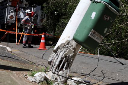 Funcionários da concessionária Enel fazem manutenção da fiação elétrica depois que árvore de grande porte caiu e derrubou um poste, cortando o fornecimento de energia elétrica na Rua Maria Figueiredo, no Paraíso, no centro da cidade de São Paulo
