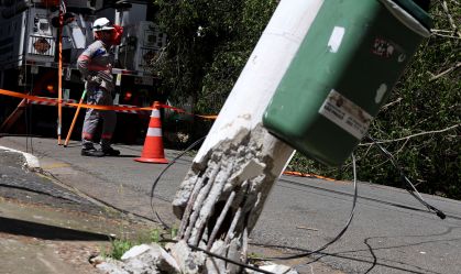 Funcionários da concessionária Enel fazem manutenção da fiação elétrica depois que árvore de grande porte caiu e derrubou um poste, cortando o fornecimento de energia elétrica na Rua Maria Figueiredo, no Paraíso, no centro da cidade de São Paulo