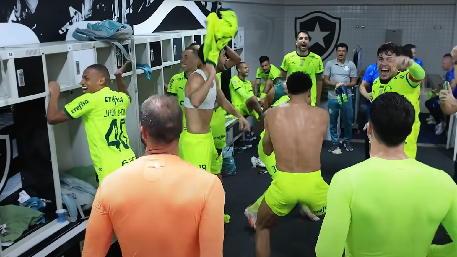 Festa palmeirense no vestiário do Nilton Santos após vitória sobre o Botafogo
