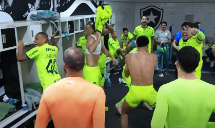 Festa palmeirense no vestiário do Nilton Santos após vitória sobre o Botafogo