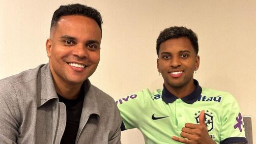 Pai do atacante Rodrygo, Eric Goes, com o filho
