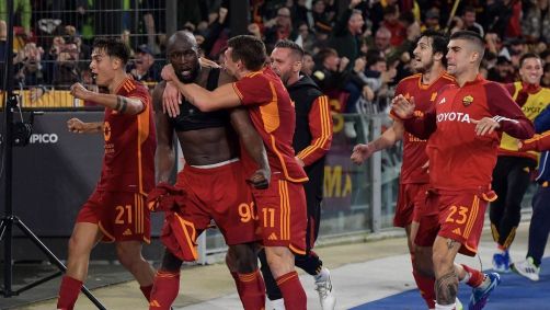 Lukaku comemora gol pela Roma contra o Lecce, pela Serie A