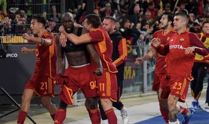 Lukaku comemora gol pela Roma contra o Lecce, pela Serie A