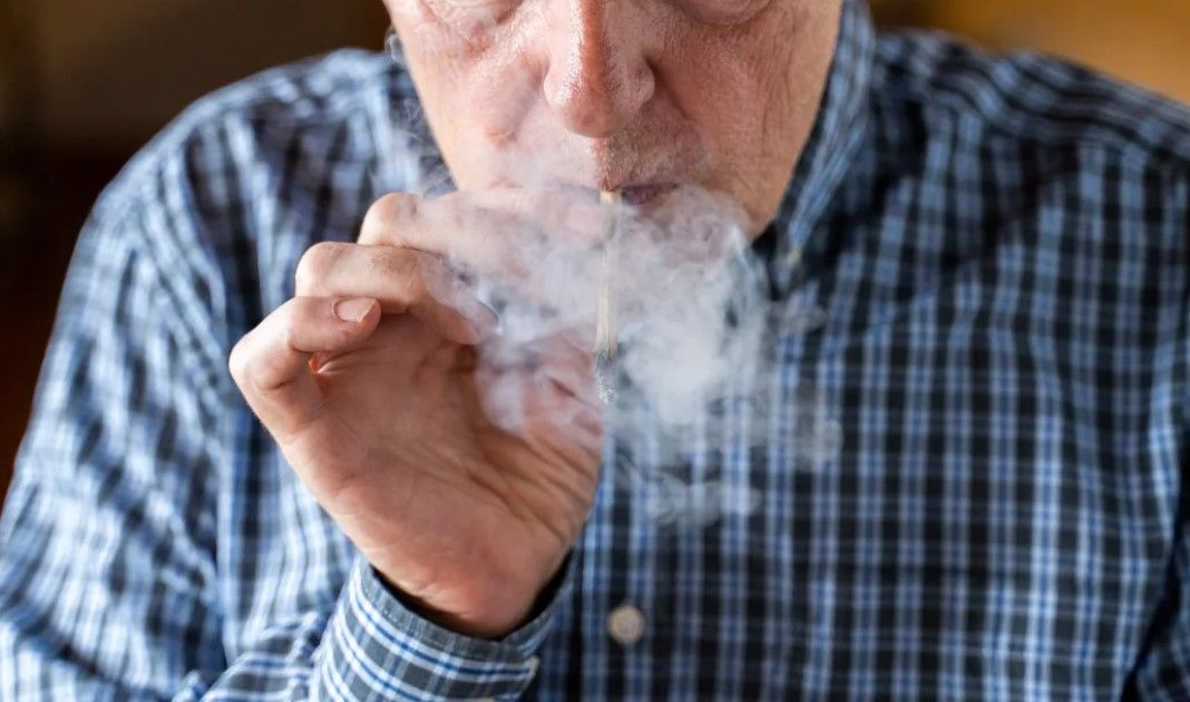 O consumo de maconha entre os idosos está aumentando, mas muitos não estão conscientes dos riscos cardiovasculares, dizem os especialistas / Westend61/Reprodução CNNi