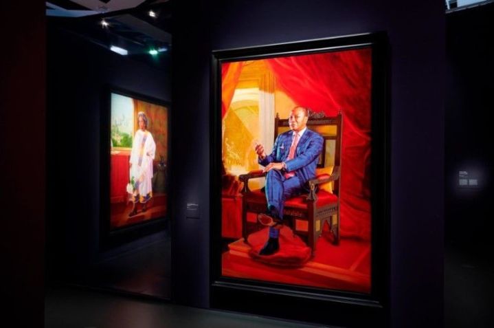 Vista do espaço de exposição de "A Maze of Power", com um retrato (à direita) de Alpha Condé, ex-presidente da Guiné. Condé foi deposto num golpe de Estado em 2021 / Tanguy Beurdeley/Kehinde Wiley e Galerie Templon