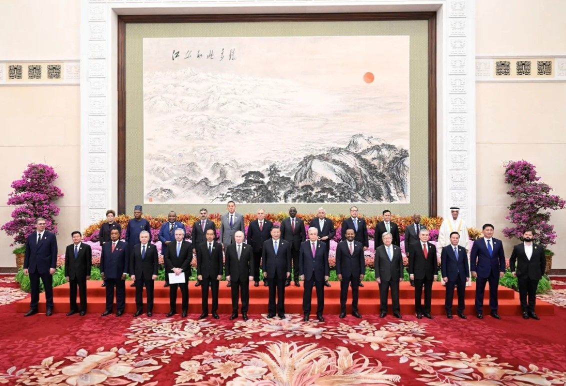 O líder chinês Xi Jinping, o presidente russo Vladimir Putin e outros líderes posam para uma foto de grupo durante o Fórum do Cinturão e Rota em Pequim no mês passado / Shen Hong/Xinhua/CNNi