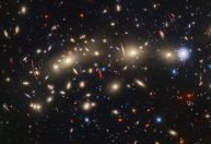 “Árvore de Natal” cósmica deslumbra em nova imagem dos telescópios Hubble e Webb