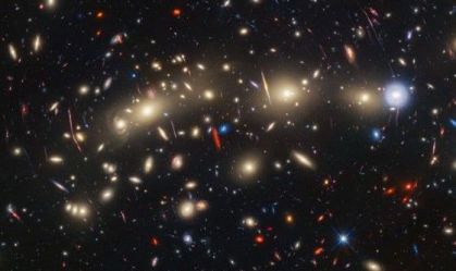 “Árvore de Natal” cósmica deslumbra em nova imagem dos telescópios Hubble e Webb