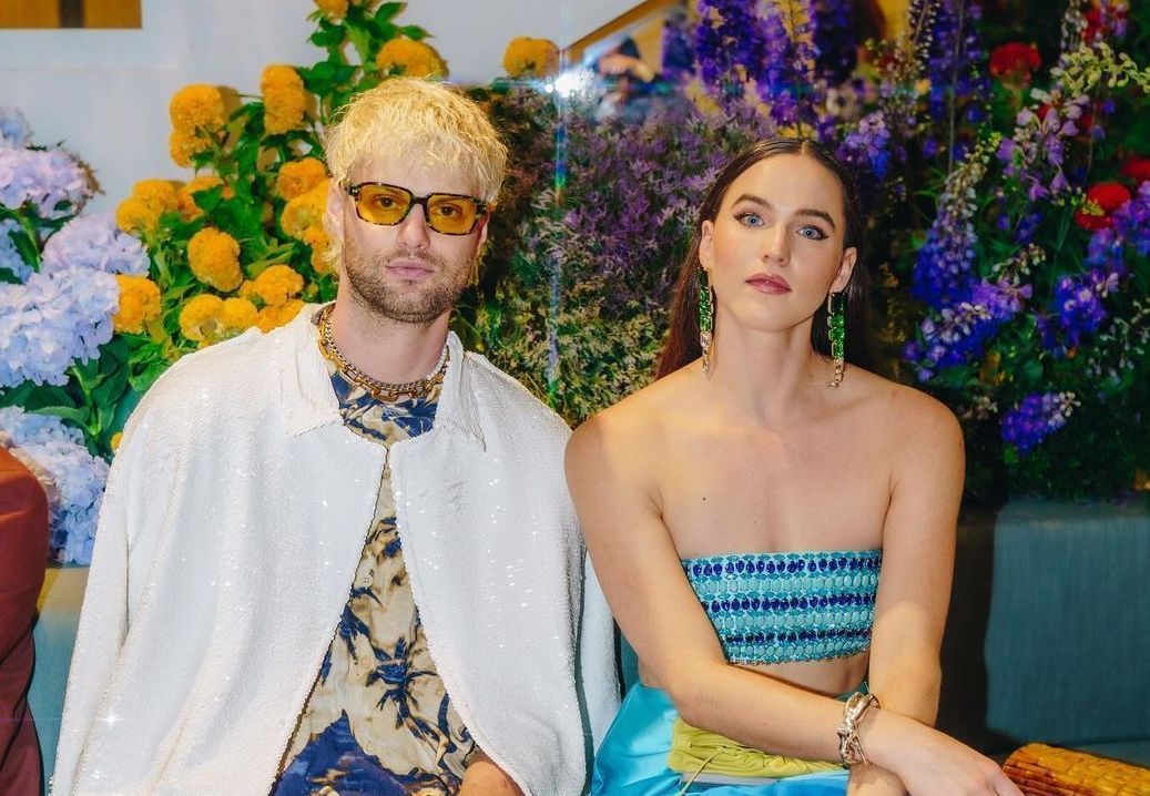 Tucker Halpern e Sophie Hawley-Weld, da dupla Sofi Tukker, sentados lado a lado