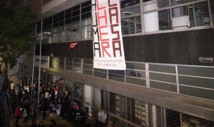Manifestantes invadem prédio do Ministério da Saúde em São Paulo