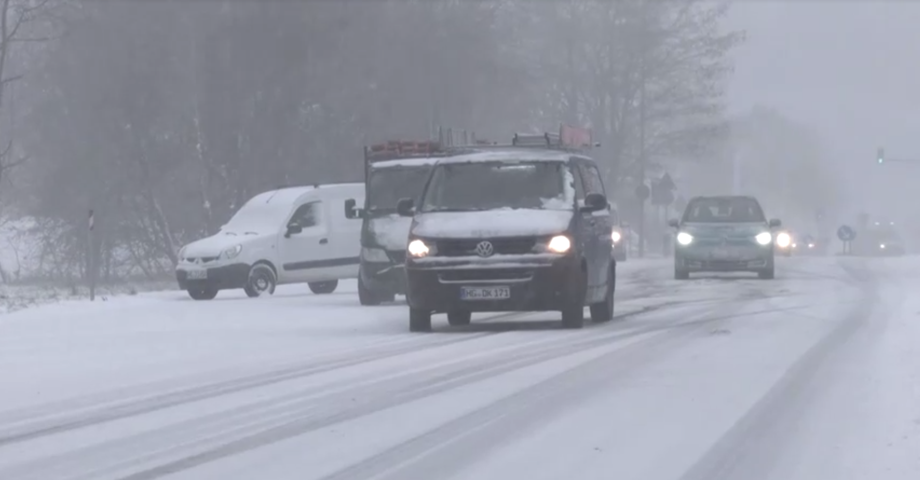 Tempestade de neve dificulta circulação de carros na Alemanha. / 27/11/2023 - Reuters