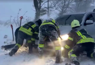 Tempestade de neve deixa 12 mortos e pessoas presas em estradas na Europa