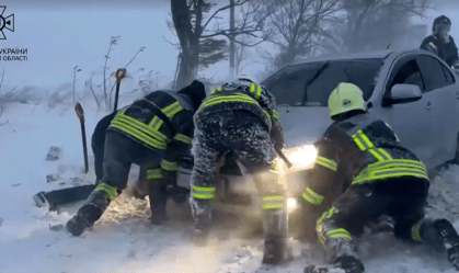 Tempestade de neve deixa 12 mortos e pessoas presas em estradas na Europa