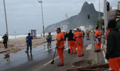 Após forte ressaca, funcionários da Prefeitura do Rio retiram areia da avenida da praia no Leblon