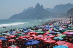 Praia lotada em Ipanema, na zona sul do Rio de Janeiro.