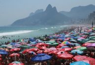 Imagens: com calor recorde, população lota praias e piscinas em SP e no Rio; veja