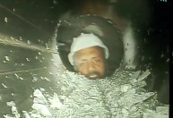 Vídeo mostra trabalhadores presos há 10 dias em túnel na Índia